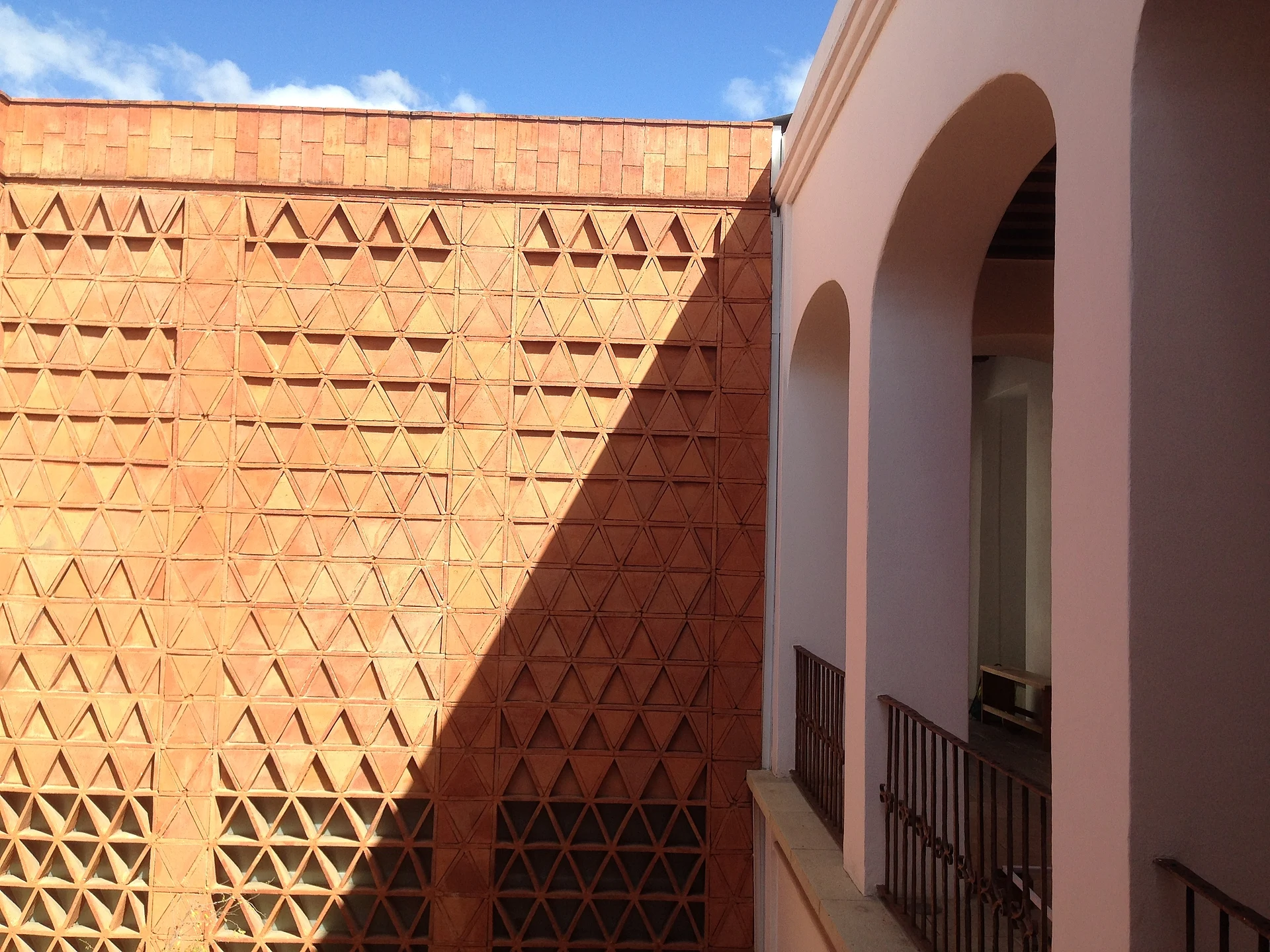 El patio del Museo Textil de Oaxaca, con su muro de celosía de ladrillo y sus arcos blancos