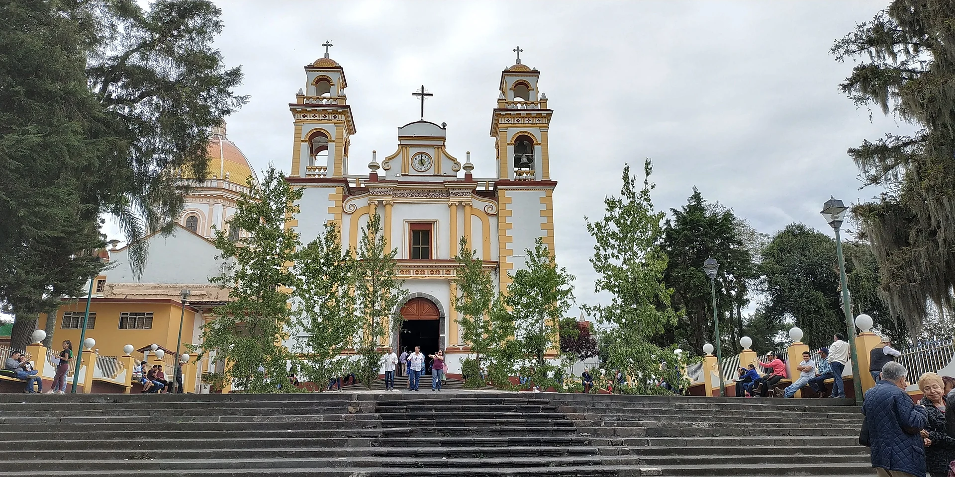 La parroquia de Santa María Magdalena al final de la escalinata, Xico, Veracruz