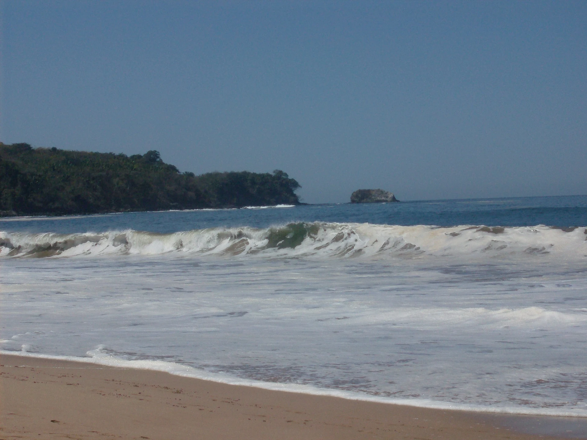 Surf breaking at the south end of Chacala beach, about 2 km north of Playa Las Cuevas, Nayarit