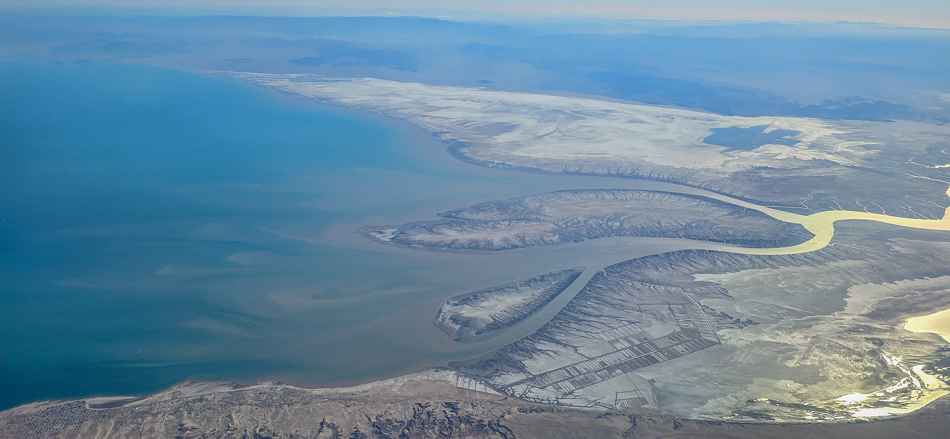 Vista aérea del río Colorado serpenteando entre planicies de lodo y canales hasta la cabecera del golfo de California, Sonora