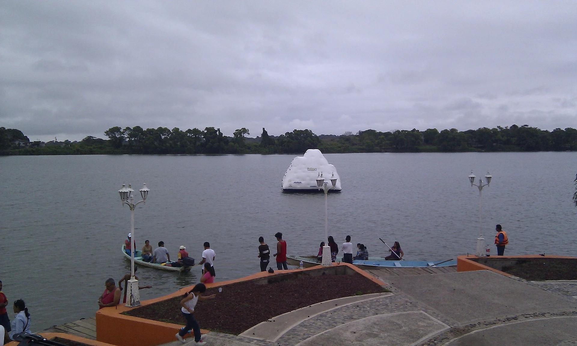 Visitors on the bank of the Río Tecolutla during Holy Week, Gutiérrez Zamora, Veracruz