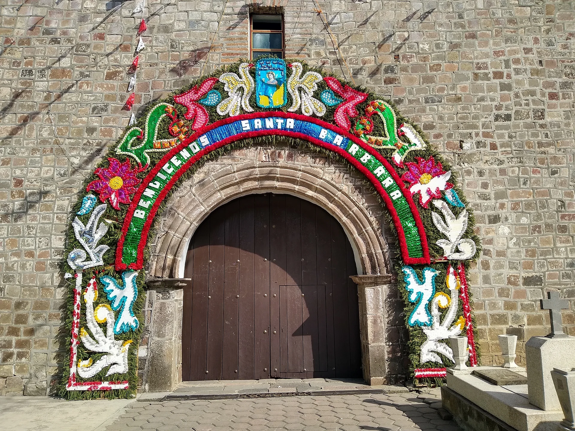 Alrededores de Santa Bárbara Acuicuizcatepec, Tlaxcala: Arco de fiesta patronal en Iglesia de Santa Bárbara Huizcolotepec, Tlaxcala 01