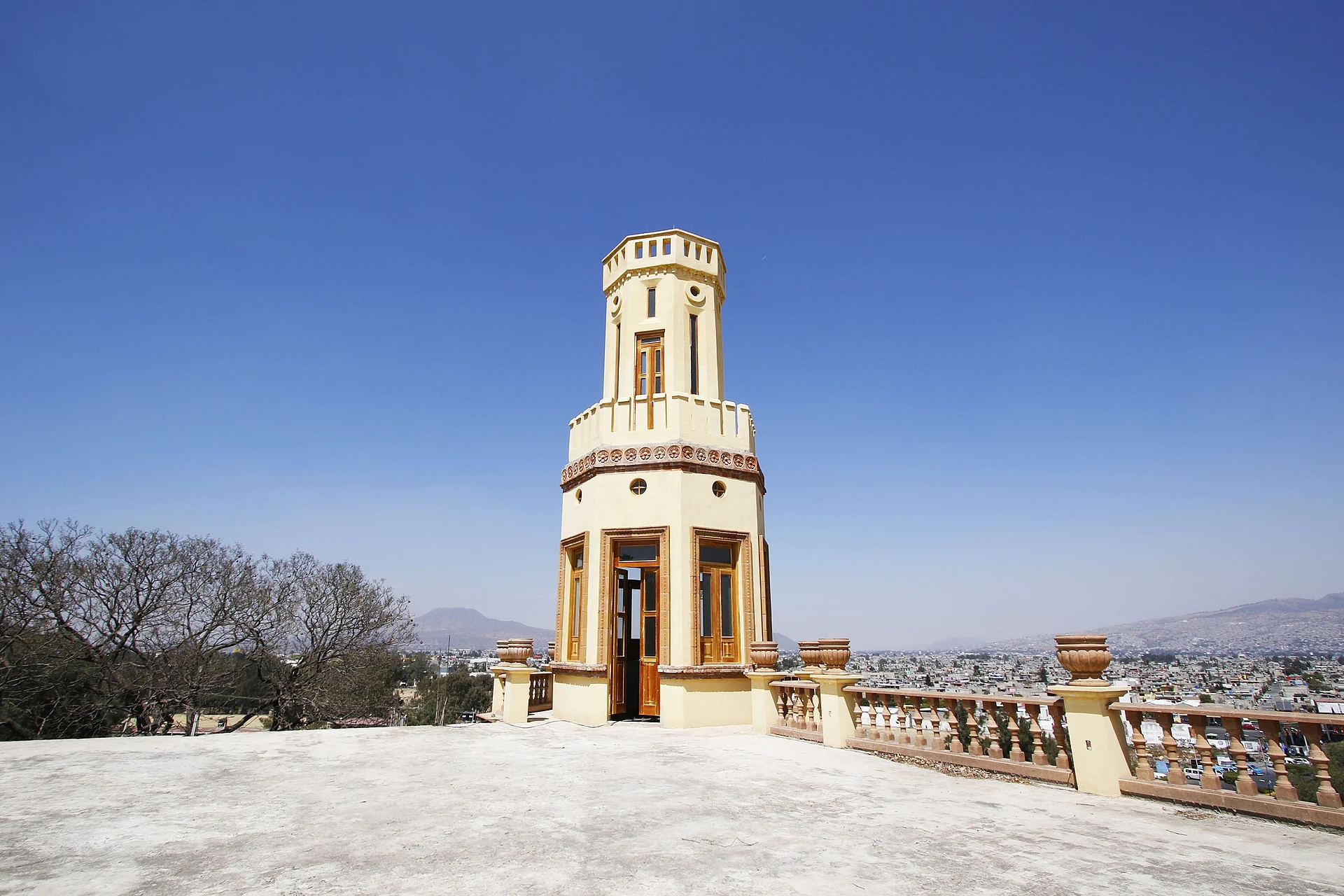 La azotea y el torreón de la exhacienda de Xico, con las casas de Valle de Chalco al fondo, Estado de México
