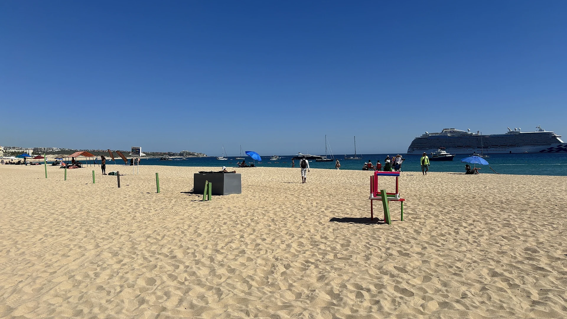 Playa El Médano, la playa principal de Cabo San Lucas, vista a lo largo de la arena, Baja California Sur