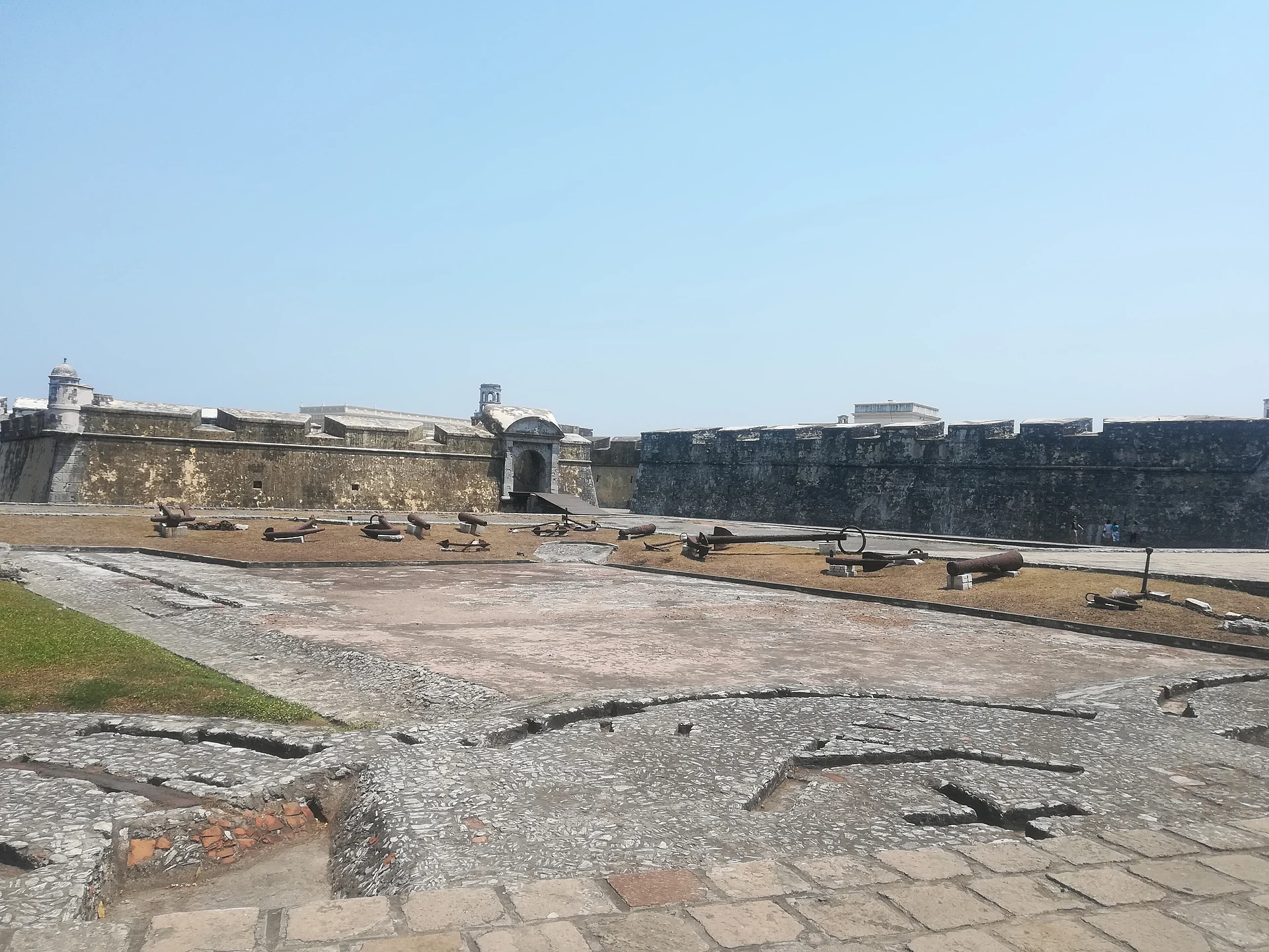 Coral-stone walls and bastions of the San Juan de Ulúa fortress, with old cannons on the ramparts, Veracruz