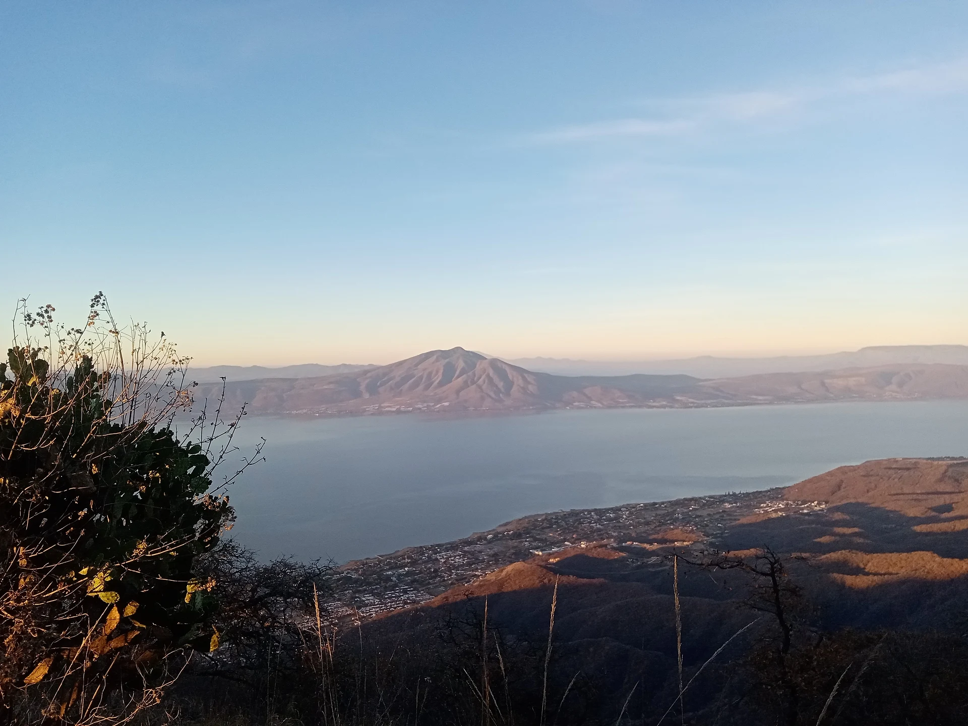 El lago de Chapala y los cerros que lo rodean, vistos desde una ladera sobre la orilla, Jalisco
