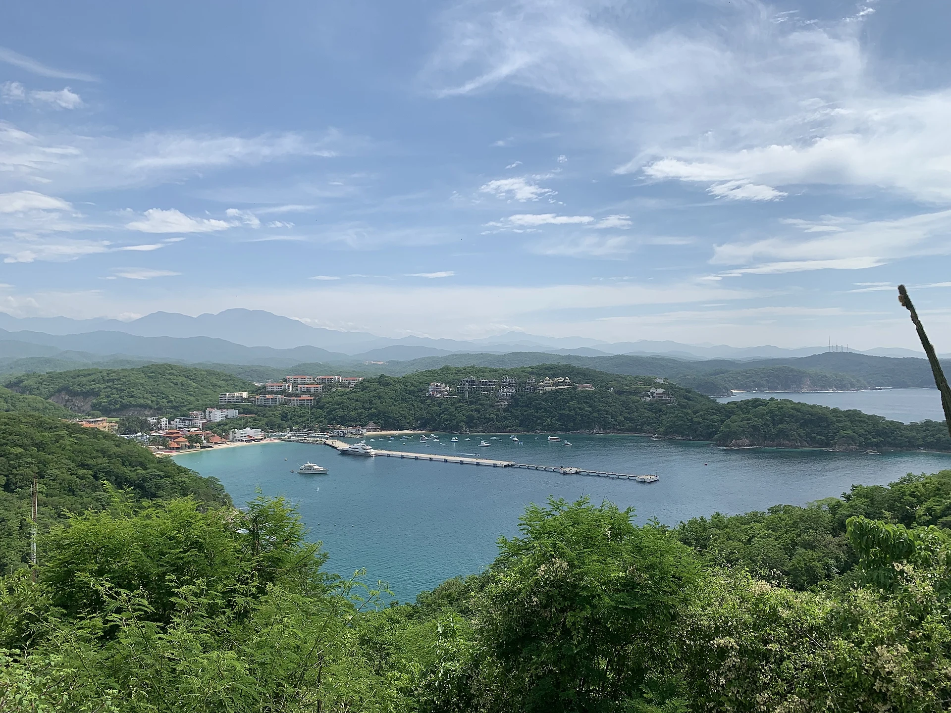 La bahía de Santa Cruz en Huatulco vista desde un cerro con selva, con el muelle largo y la marina, Oaxaca