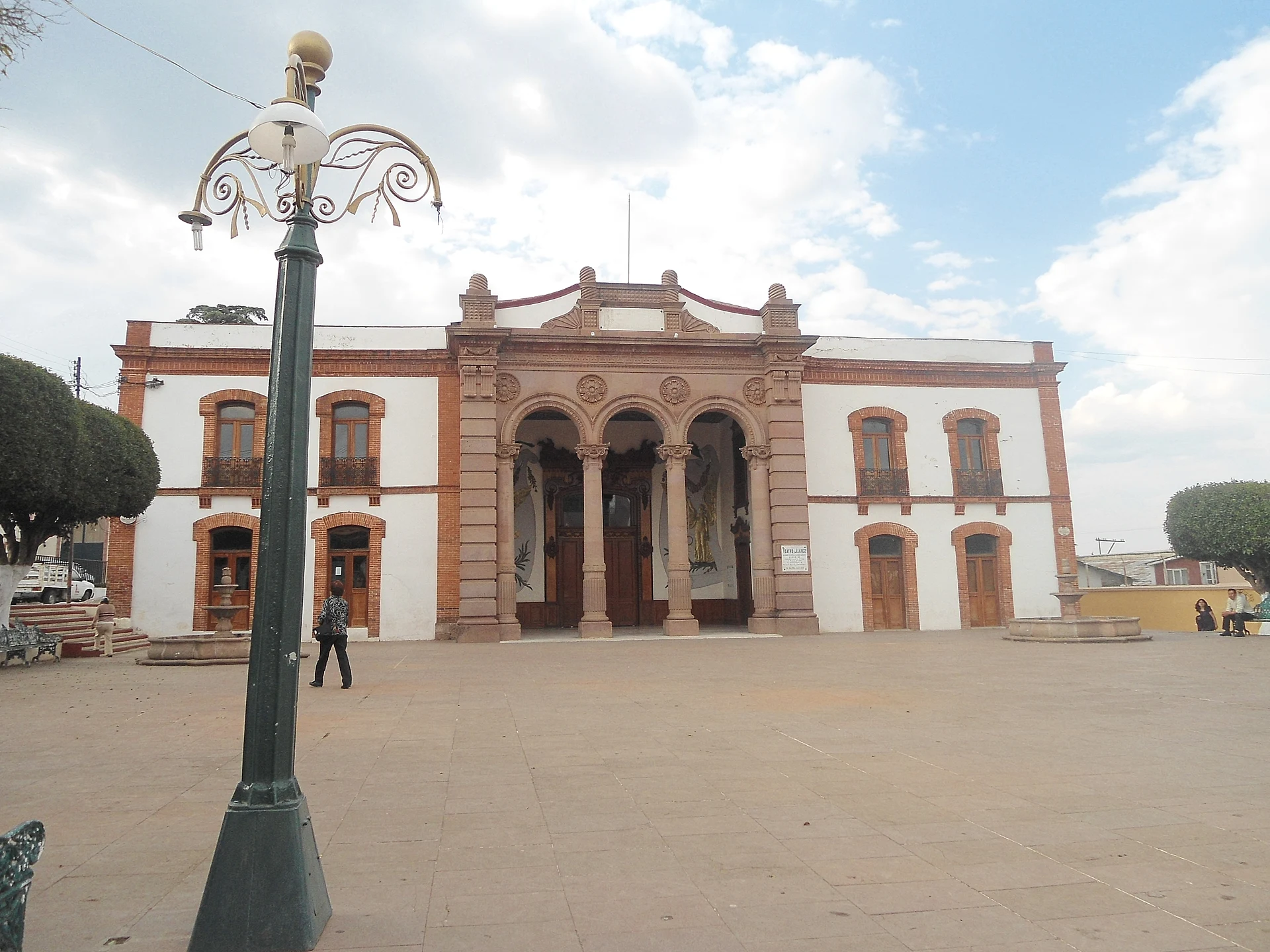 El Teatro Juárez al otro lado de su plaza, El Oro, Estado de México