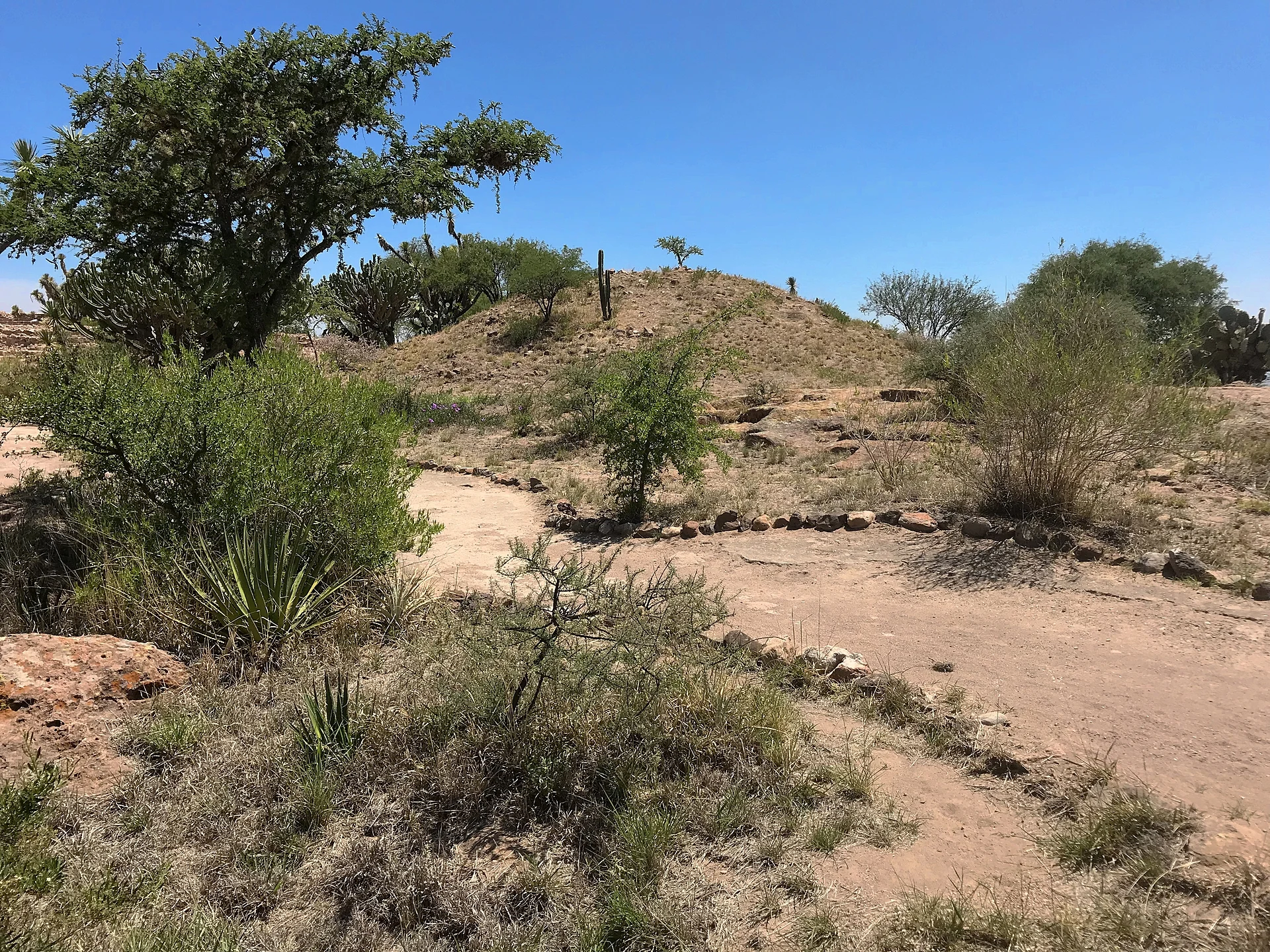 Pirámide de la zona arqueológica de Pahñú, en la comunidad de La Mesilla, Tecozautla, Hidalgo