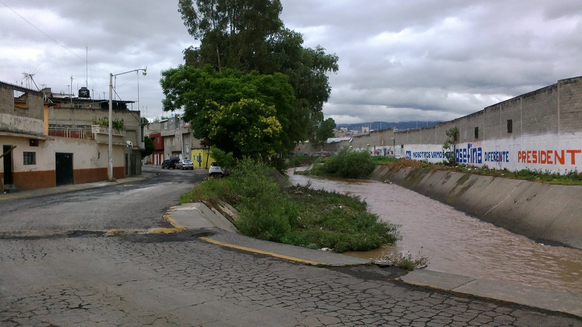 Calle y canal en San Luis Tlatilco, Naucalpan, la colonia que hoy cubre el sitio de Tlatilco, Estado de México