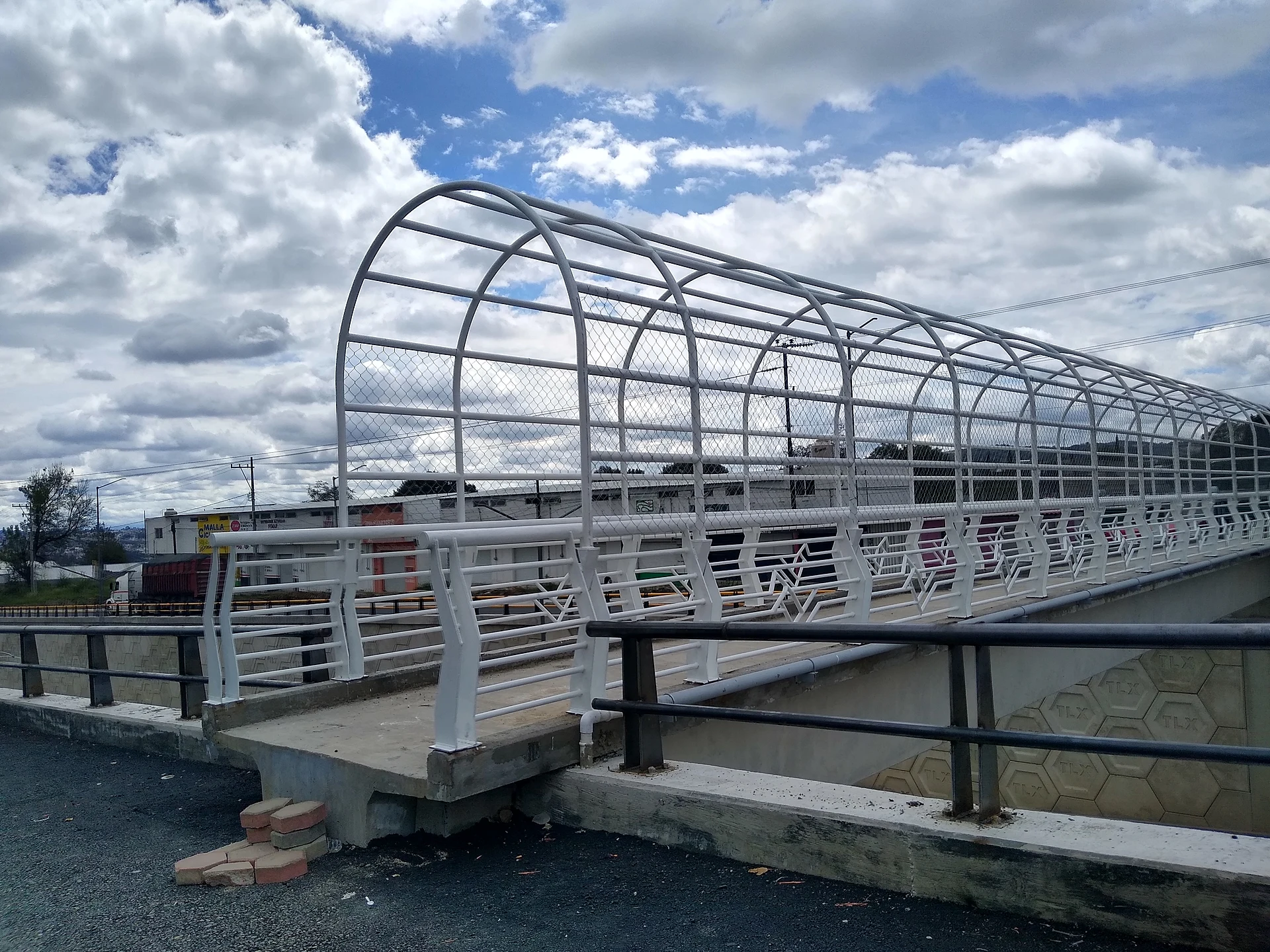Puente peatonal en San Matías Tepetomatitlán, Tlaxcala 01