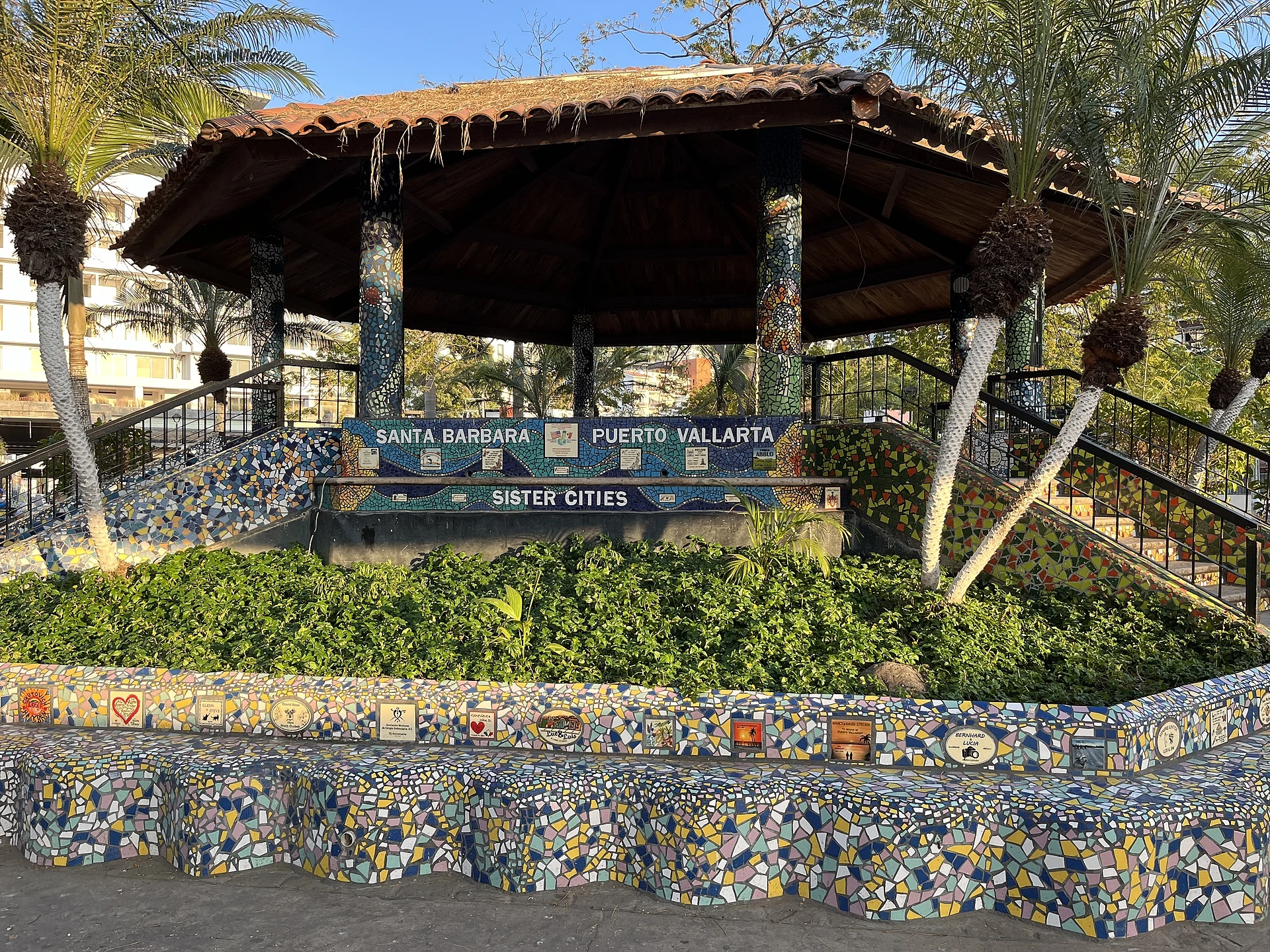 Quiosco y bancas de mosaico en el Parque Lázaro Cárdenas, Jalisco
