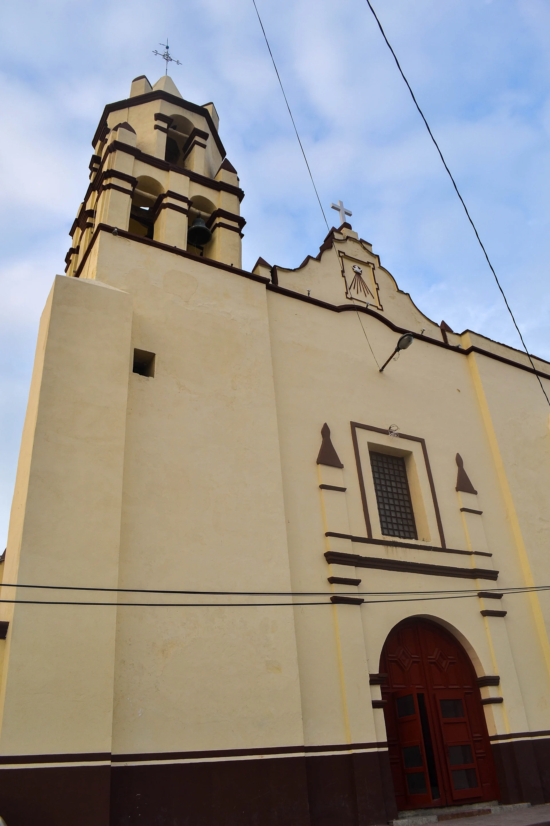 La fachada amarilla y el campanario de la parroquia de Santiago Apóstol, en el centro de Ciudad Valles, San Luis Potosí