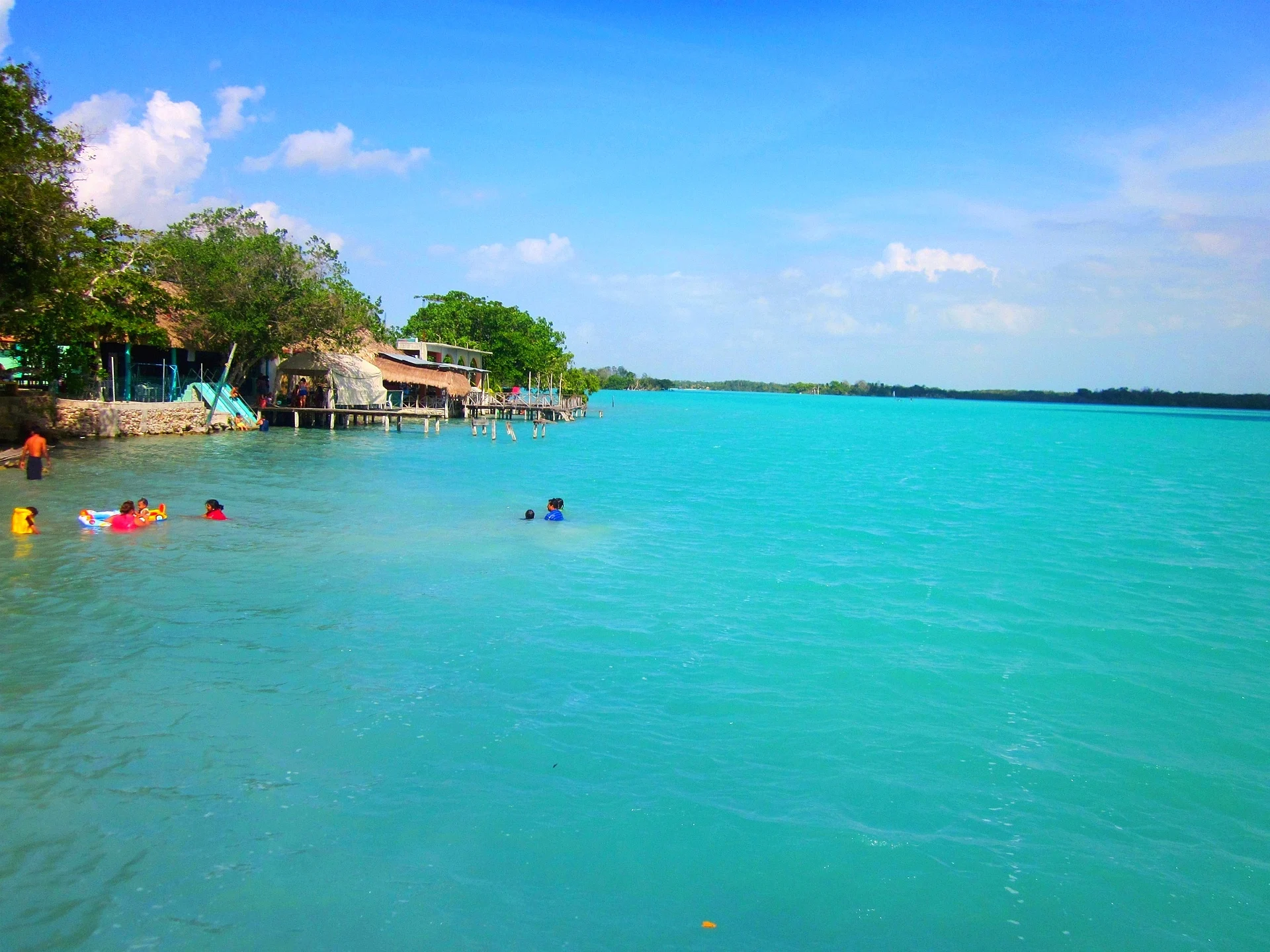 Agua turquesa de la Laguna Milagros en Huay Pix, cerca de Chetumal, Quintana Roo