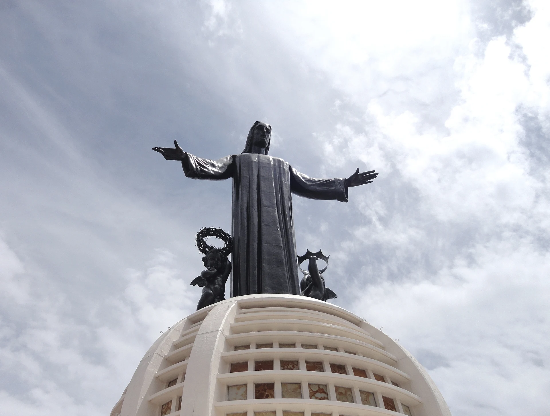 La estatua de bronce de Cristo Rey con los brazos abiertos sobre la cúpula del santuario en el Cerro del Cubilete, Cerro del Cubilete (Cristo Rey), Guanajuato